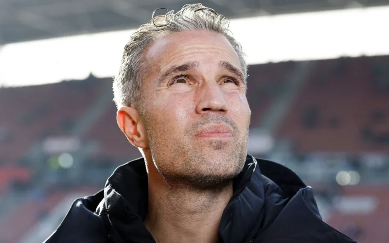 مستقبل روبن فان بيرسي مع فينورد بعد تعرضه لهتافات قاسية من الجماهير